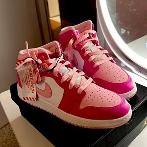 Air Jordan 1 Mid in 5Y/W6. Never worn. They’re just too small for my daughter.